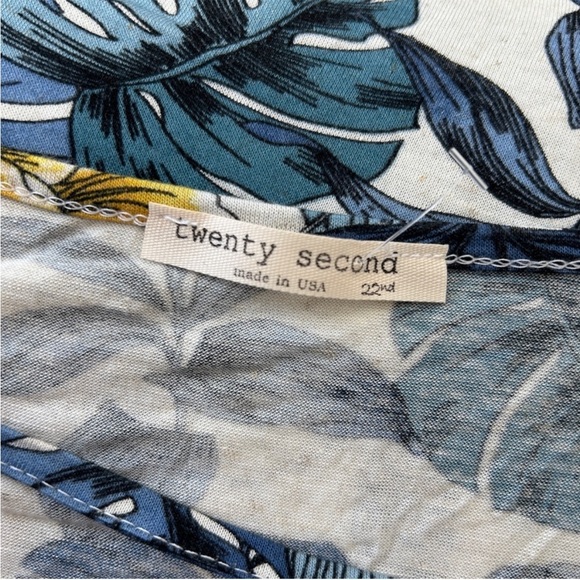 TWENTY SECOND Blue Floral Plant Criss Cross T-shirt Size Small - Picture 5 of 6